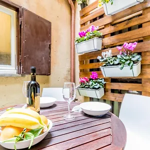https://trevi-fountain-romantic-garden.it-romehotels.com